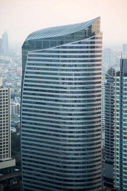 Bangkok, Tayland - 14 Şubat 2016: Bangkok, Tayland 'daki Sathorn Square Office Tower gökdeleni. Bu 181 metre yüksekliğindeki ofis binası 2011 yılında tamamlandı..