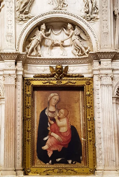 意大利锡耶纳 2016年9月21日 圣母玛利亚 圣母玛利亚护理 在锡耶纳大教堂的绘画 绘画被放置在Paolo Giovanni Fei制作的卡拉拉大理石皮科洛米尼祭坛的中心 — 图库照片