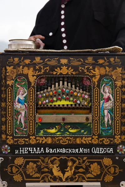 Jvari ジョージア州 2019年5月2日 アンティーク26キーバレルオルガンIn Jvari ジョージア州 1910年にマスター ネチャダによってオデッサで作られた バレルは8ロシアの曲を再生します — ストック写真