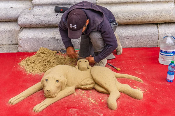 Como Włochy Kwietnia 2019 Niezidentyfikowany Człowiek Rzeźbiący Piaskownicy Ulicy Como — Zdjęcie stockowe
