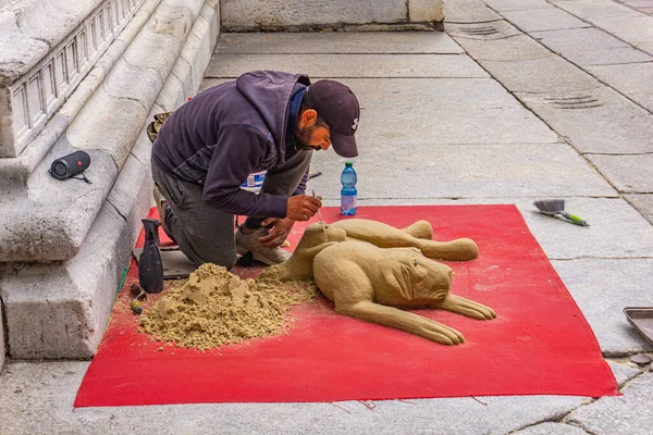 Como Italien April 2019 Unbekannter Mann Schnitzte Sandhunde Auf Der — Stockfoto