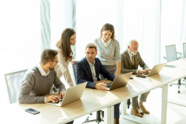 Grup işadamları ve birlikte çalışma office iş kadınları