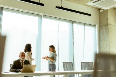 Grup işadamları ve birlikte çalışma office iş kadınları