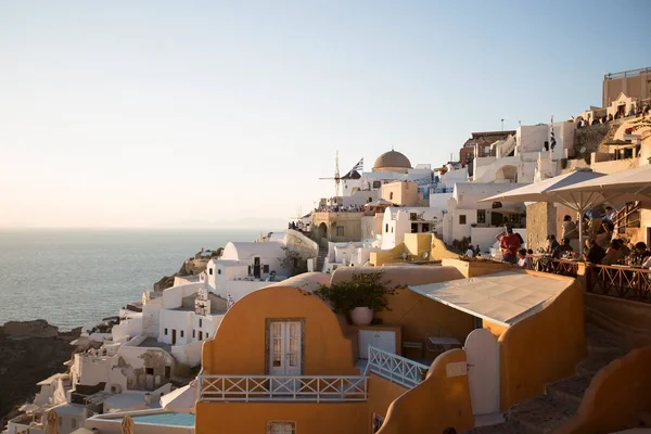 Uitzicht Toeristen Bij Oia Dorp Santorini Eiland Griekenland Bij Zonsondergang — Stockfoto