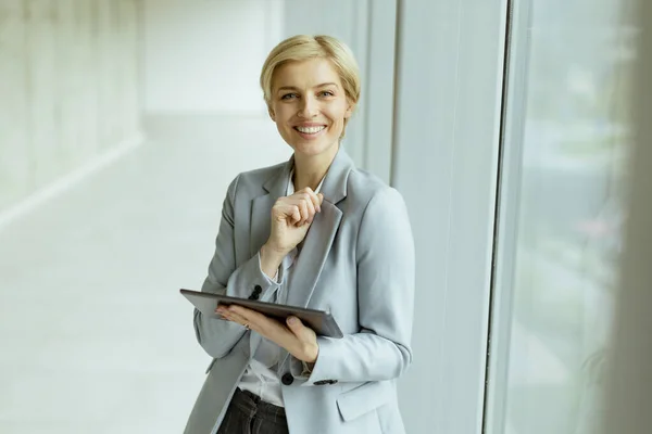 Pretty Business Woman Standing Digital Tablet Office Corridor — Stock Photo, Image