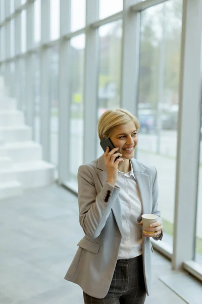 Zakenvrouw Met Behulp Van Mobiele Telefoon Tijdens Het Lopen Moderne — Stockfoto