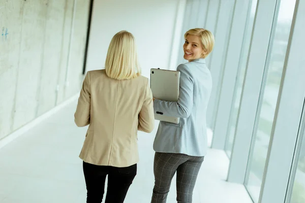 Deux Femmes Affaires Marchant Avec Ordinateur Portable Dans Couloir Bureau — Photo