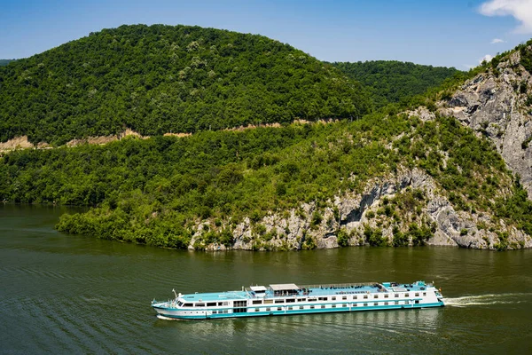 塞尔维亚多瑙河 2022年7月1日 小王子号 Der Kleine Prinz 在塞尔维亚多瑙河峡谷 Danube Gorge 的河流游轮 — 图库照片