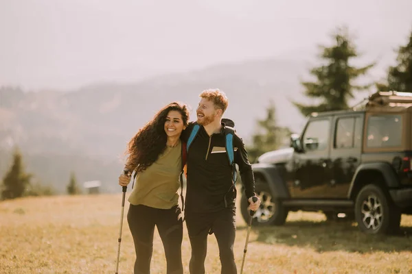 Smiling Young Couple Starting Walking Backpacks Green Hills — Stock fotografie