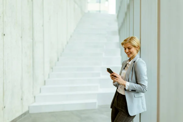 Zakenvrouw Met Behulp Van Mobiele Telefoon Tijdens Het Staan Moderne — Stockfoto