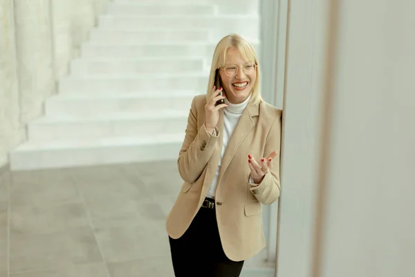 Modern Ofis Koridorunda Dururken Cep Telefonu Kullanan Kadını — Stok fotoğraf