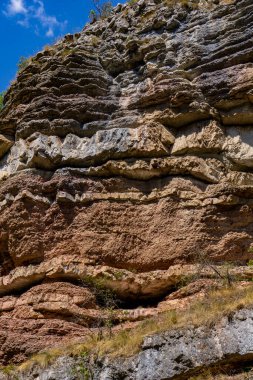 Doğu Sırbistan 'daki Boljetin nehir boğazındaki jeolojik oluşumlara bak