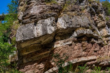 Doğu Sırbistan 'daki Boljetin nehir boğazındaki jeolojik oluşumlara bak