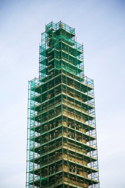 Binanın çan kulesinin ayrıntıları.