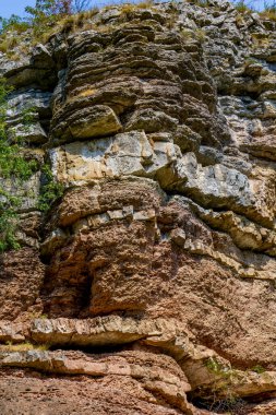 Doğu Sırbistan 'daki Boljetin nehir boğazındaki jeolojik oluşumlara bak