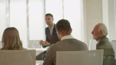 Grup işadamları ve birlikte çalışma office iş kadınları