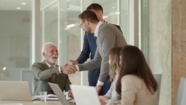 Group Young Businessmen Businesswomen Handshaking While Working Together Office — Stock Video