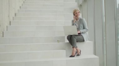 Modern ofiste dizüstü bilgisayarda çalışan iş kadını.