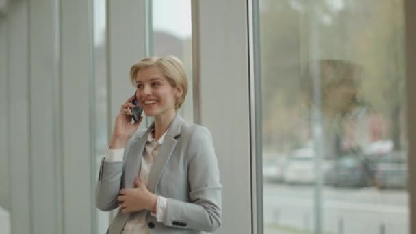 Businesswoman Using Mobile Phone Modern Office Hallway — Stock Video