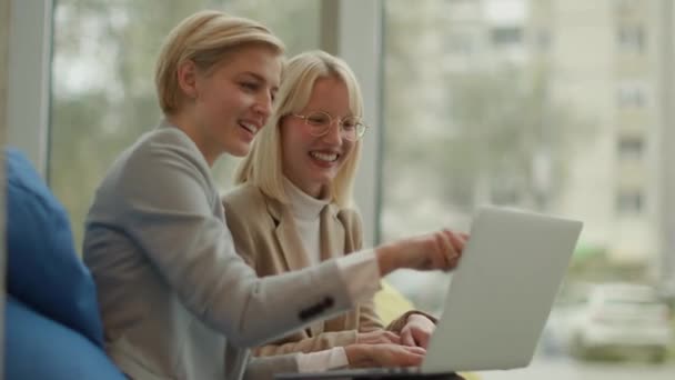 Duas Mulheres Negócios Trabalhando Laptop Sacos Preguiçosos Escritório Moderno — Vídeo de Stock