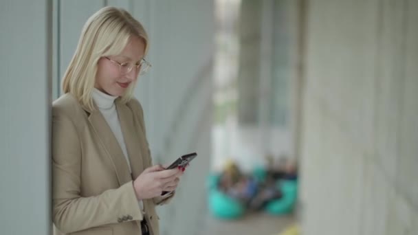 Pengusaha Wanita Menggunakan Ponsel Lorong Kantor Modern — Stok Video