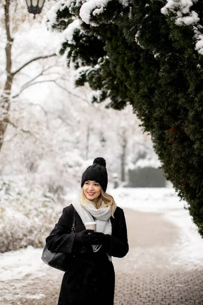 Kaunis Nuori Nainen Lämpimissä Vaatteissa Nauttivat Lumessa Takeaway Kahvikuppi — kuvapankkivalokuva