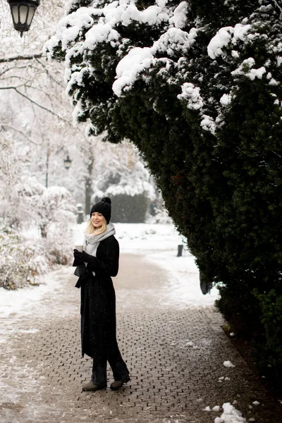 Hübsche Junge Frau Warmen Kleidern Genießt Schnee Mit Einer Kaffeetasse — Stockfoto