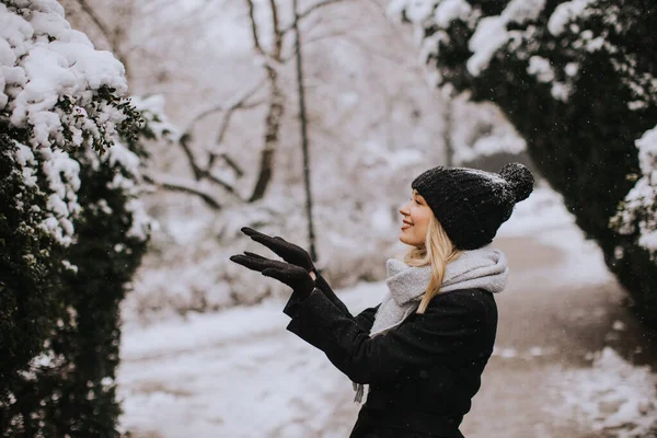 Pretty Young Woman Warm Clothes Enjoying Snow — Stockfoto