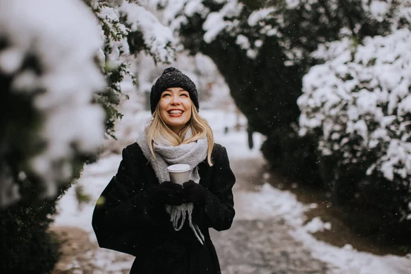 Mooie Jonge Vrouw Warme Kleren Genieten Sneeuw Met Afhaalkoffie Kopje — Stockfoto