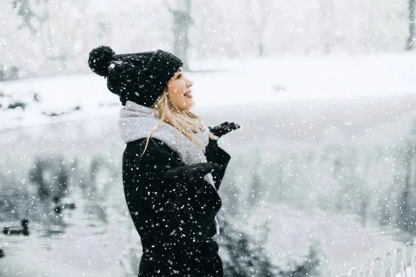 Ładna Młoda Kobieta Ciepłych Ubraniach Korzystających Śniegu — Zdjęcie stockowe