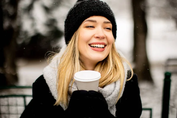 Hübsche Junge Frau Warmen Kleidern Genießt Schnee Mit Einer Kaffeetasse — Stockfoto
