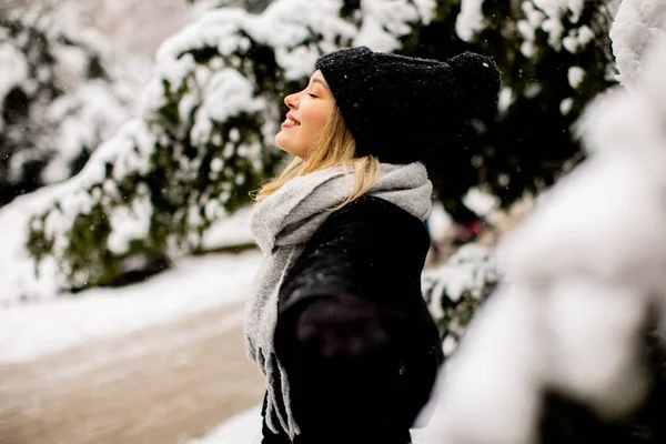Mooie Jonge Vrouw Warme Kleren Genieten Sneeuw — Stockfoto