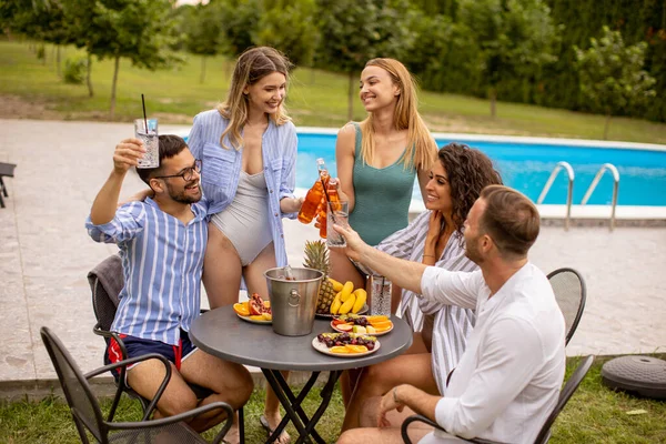 Group Happy Young People Cheering Cider Pool Garden — Stockfoto