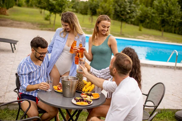 Group Happy Young People Cheering Cider Pool Garden — Stock Photo, Image