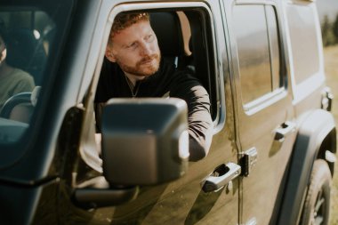 Genç ve yakışıklı çift yolculukta eğleniyor.