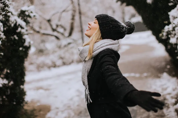 Pretty Young Woman Warm Clothes Enjoying Snow — 图库照片