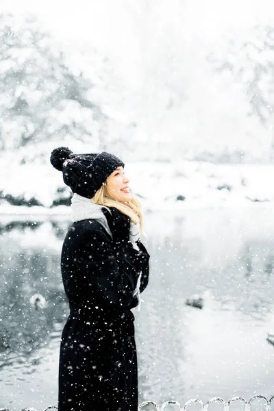 穿着保暖衣服的年轻貌美的女人在雪地里享受着 — 图库照片