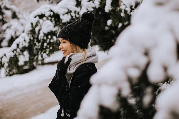 Kaunis Nuori Nainen Lämpimät Vaatteet Nauttivat Lumessa — kuvapankkivalokuva