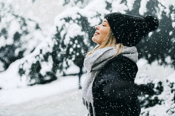 Pretty Young Womani Warm Clothes Enjoying Snow — 图库照片
