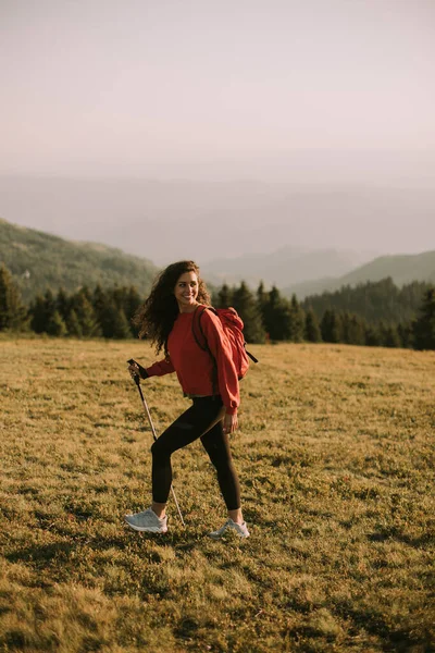 Eine Junge Frau Macht Eine Malerische Wanderung Auf Einem Hügel — Stockfoto