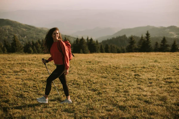 Eine Junge Frau Macht Eine Malerische Wanderung Auf Einem Hügel — Stockfoto