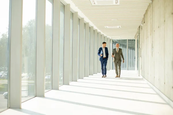 Young Senior Businessman Walk Office Hallway Deep Conversation Both Dressed — Stockfoto