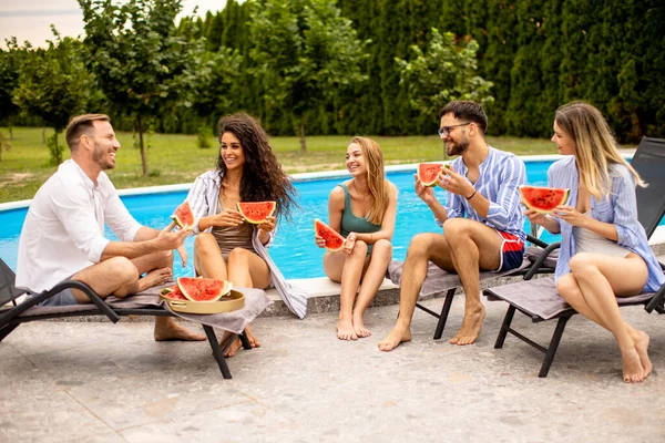 Group Young People Sitting Swimming Pool Eating Watermelon House Backyard — Stock Photo, Image