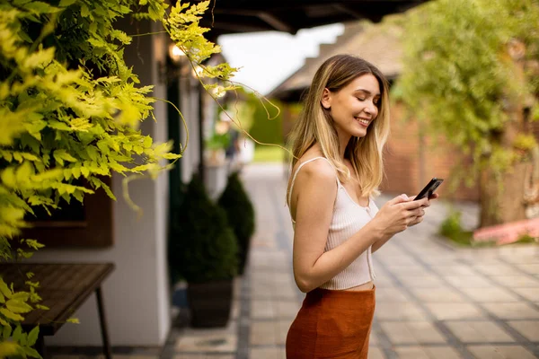 Pretty Young Woman Using Her Mobile Phone Garden Beautiful Summer — Stock Photo, Image