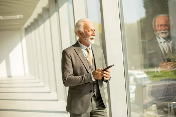 Seorang Pria Bisnis Senior Berdiri Lorong Kantor Fokus Pada Ponsel Stok Lukisan  