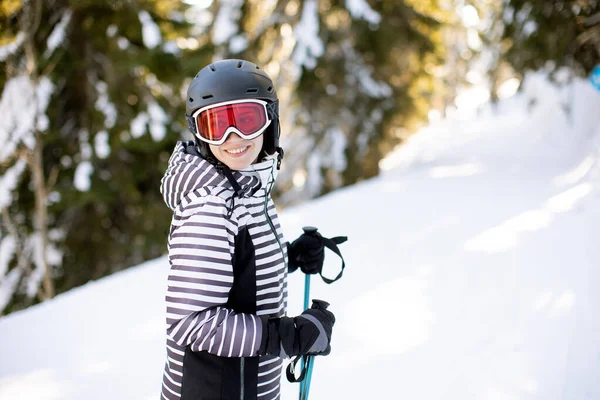 Jovem Mulher Desfrutando Dia Inverno Esqui Nas Encostas Cobertas Neve — Fotografia de Stock