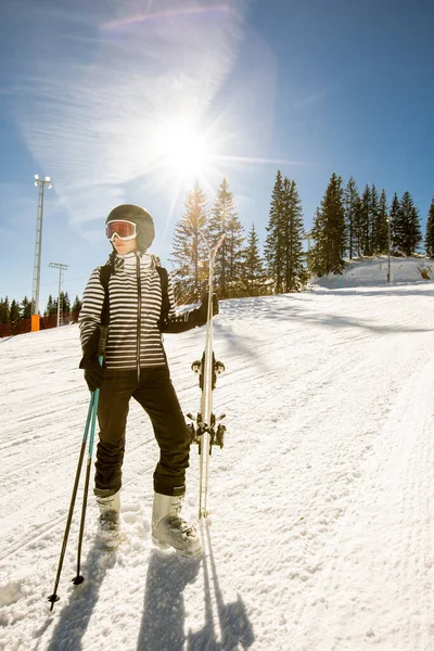 Uma Única Jovem Fêmea Desfruta Dia Ensolarado Inverno Esqui Vestida — Fotografia de Stock