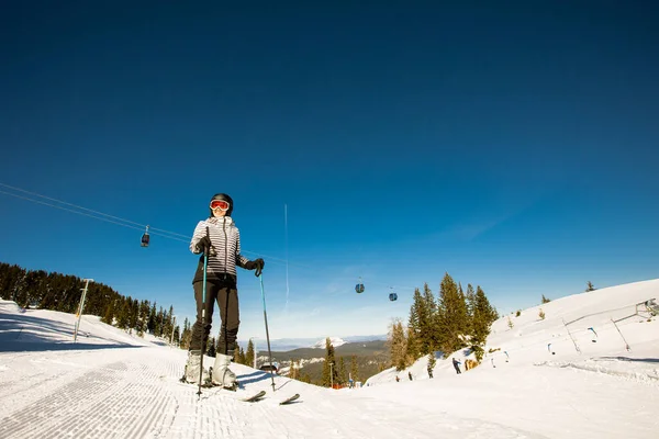 마리가 부츠와 선글라스를 눈덮인 스키를 즐기고 — 스톡 사진