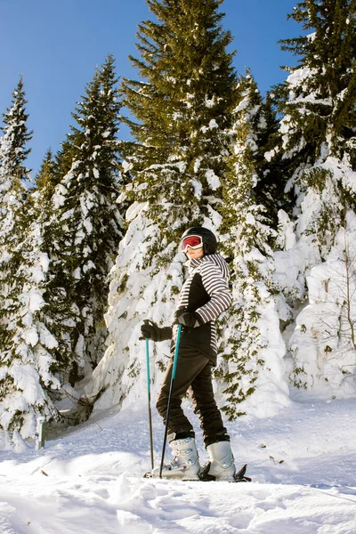 마리가 부츠와 선글라스를 눈덮인 스키를 즐기고 — 스톡 사진