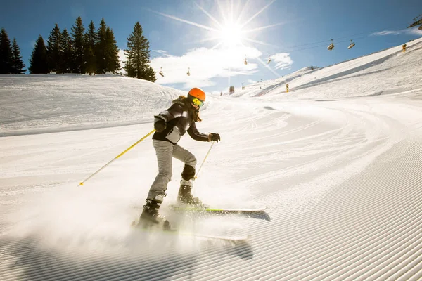 Una Chica Soltera Disfruta Soleado Día Invierno Esquí Vestida Con —  Fotos de Stock